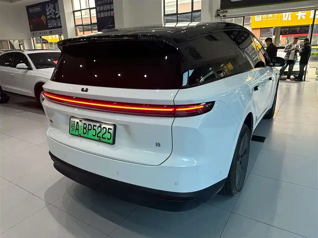 Li Auto i8 — фото 5