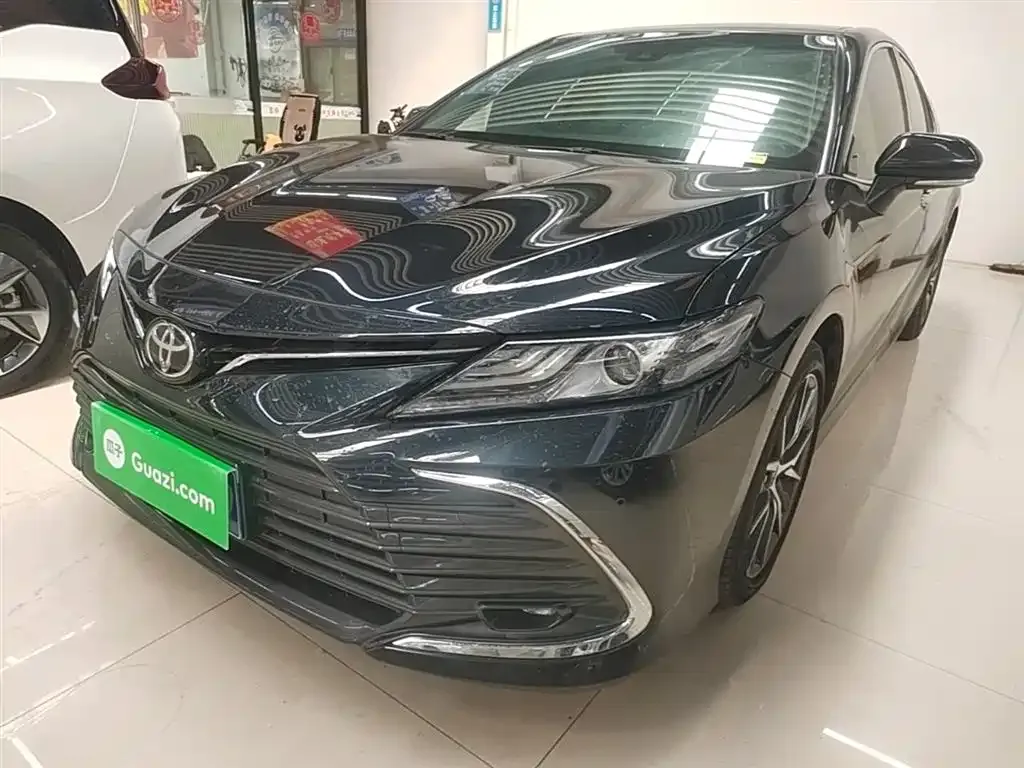 Toyota Camry — фото 1