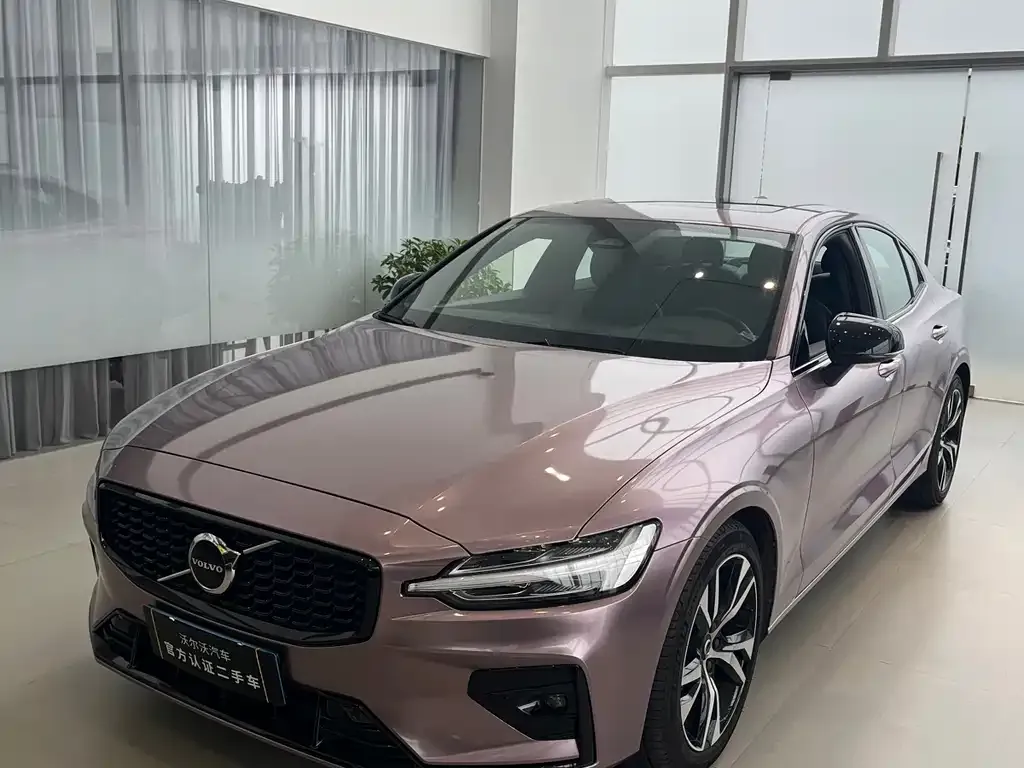 Volvo S60 — фото 1