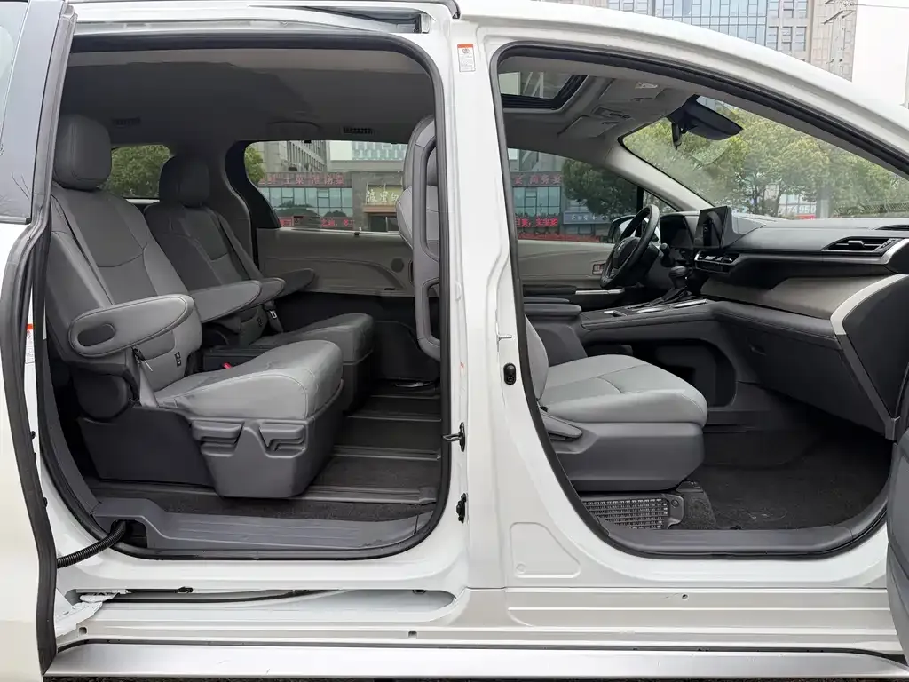 Toyota Granvia — фото 7