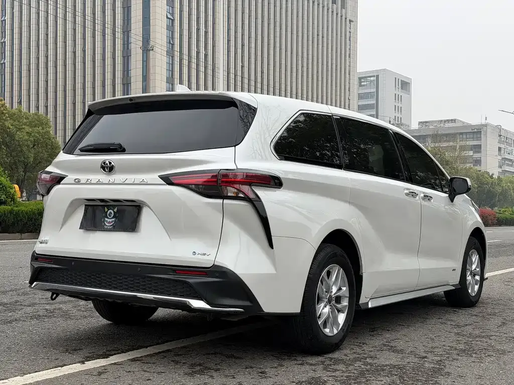 Toyota Granvia — фото 5