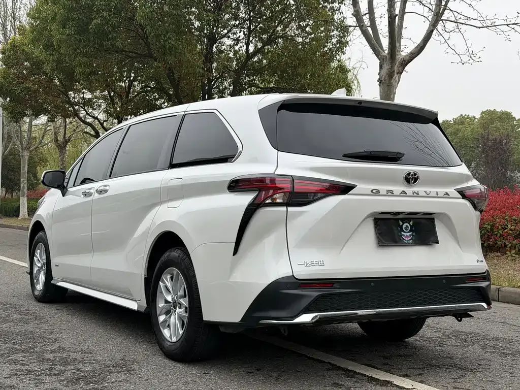 Toyota Granvia — фото 10