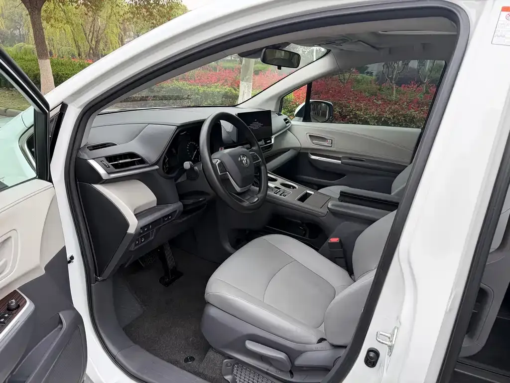 Toyota Granvia — фото 9