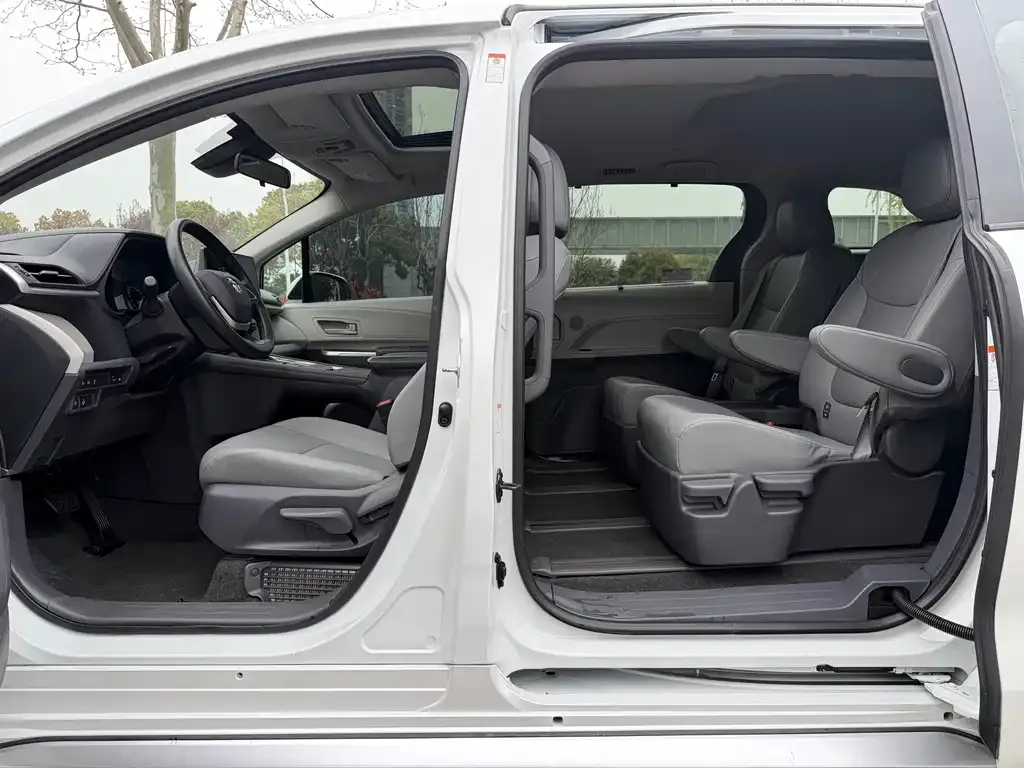 Toyota Granvia — фото 8