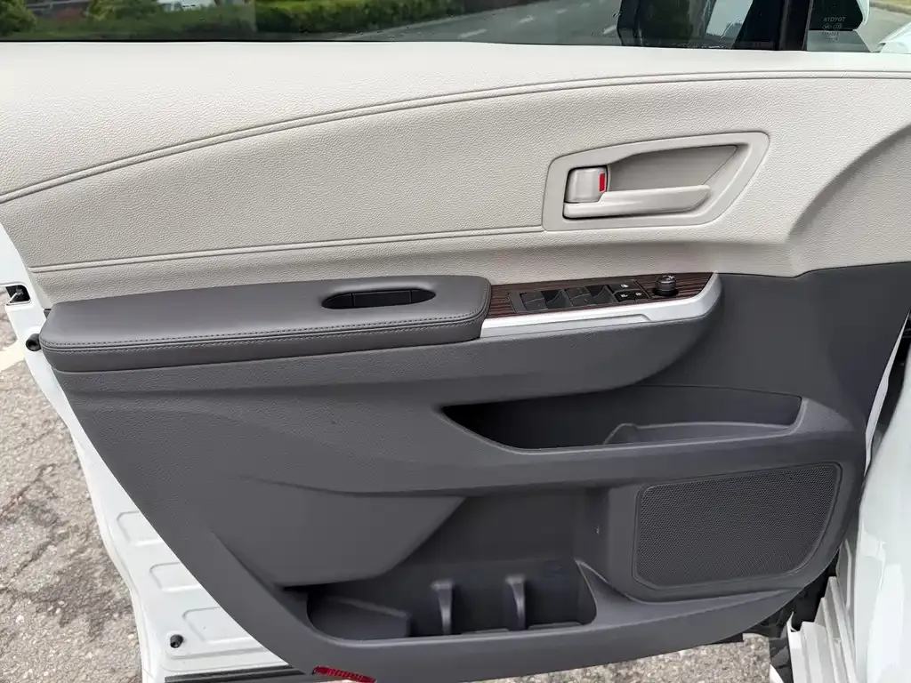 Toyota Granvia — фото 6
