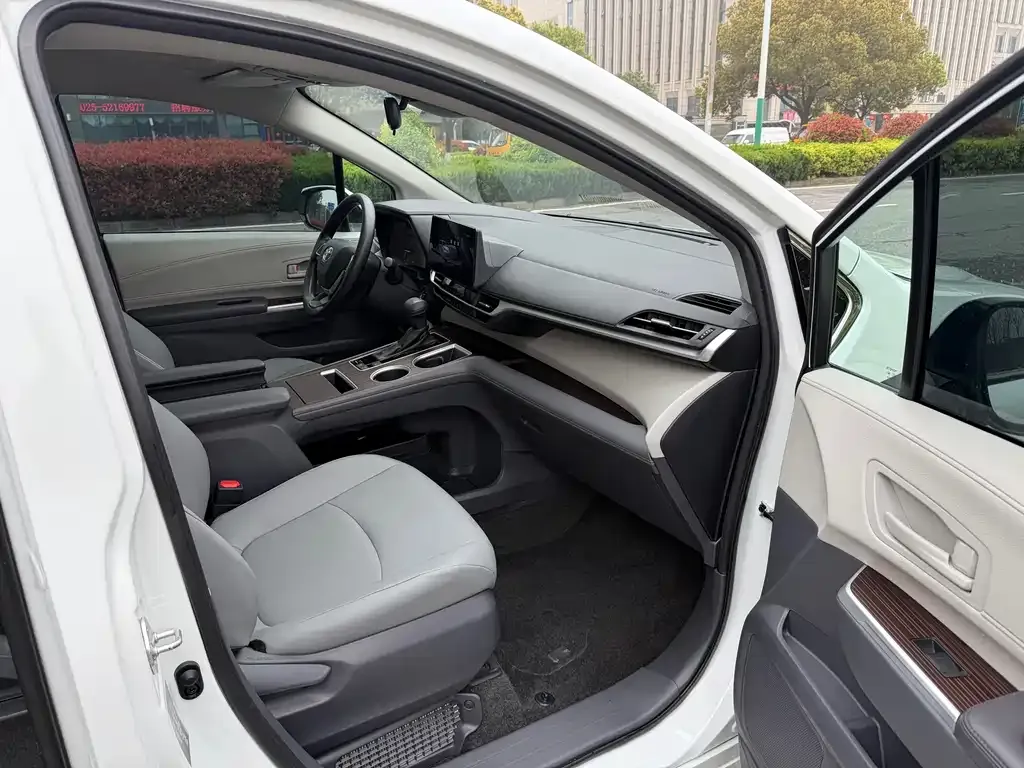 Toyota Granvia — фото 2