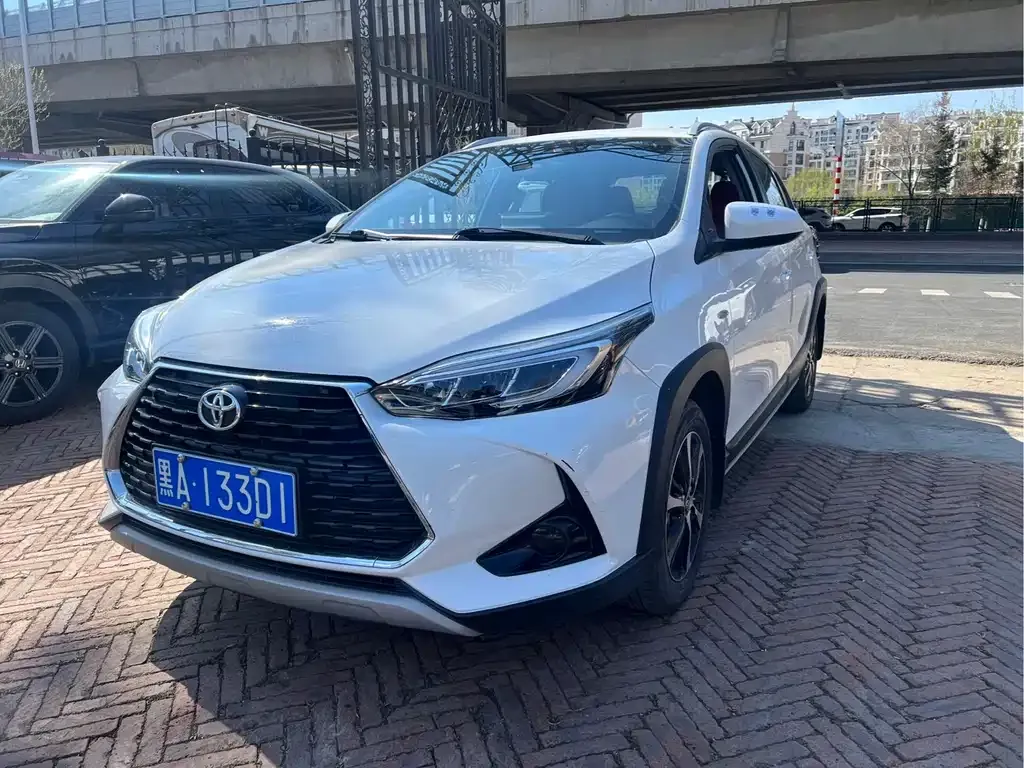 Toyota Yaris L — фото 1