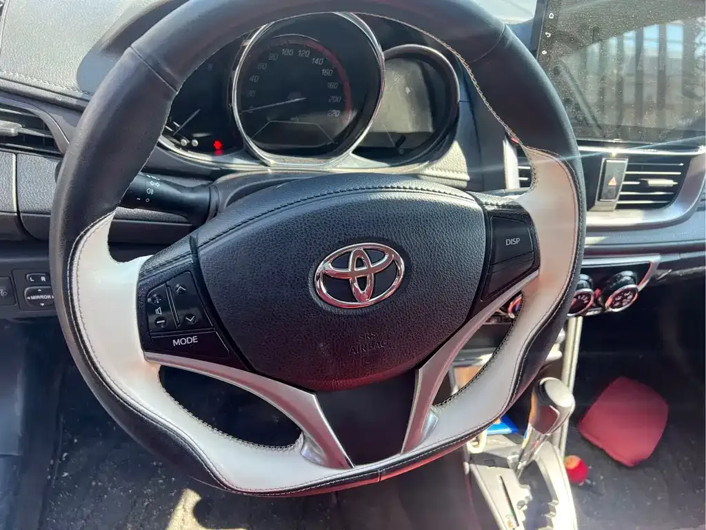Toyota Yaris L — фото 2