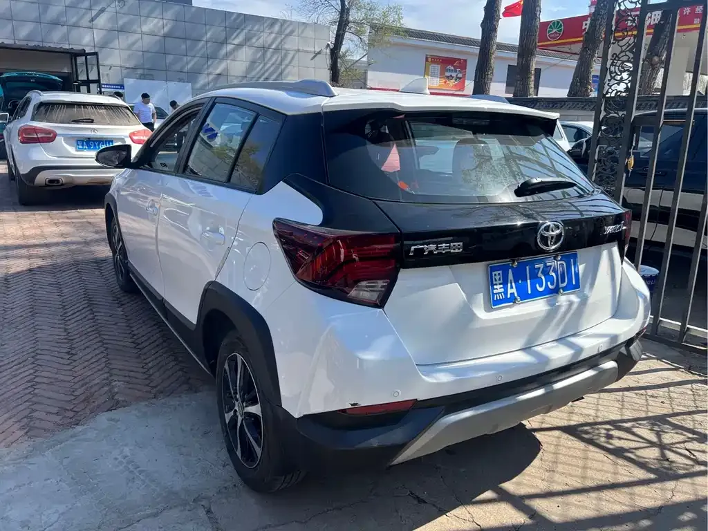 Toyota Yaris L — фото 4