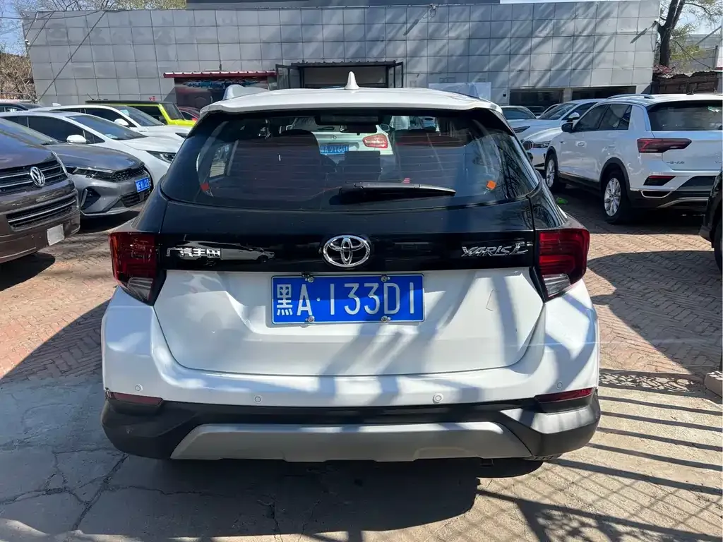 Toyota Yaris L — фото 3