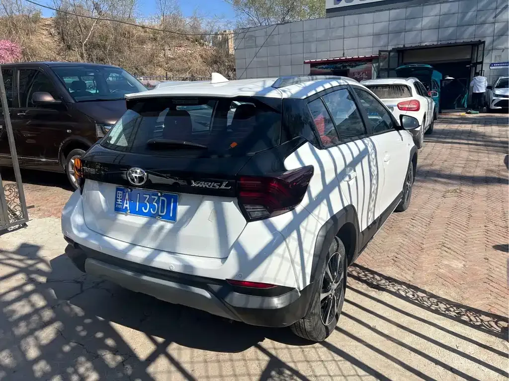 Toyota Yaris L — фото 10