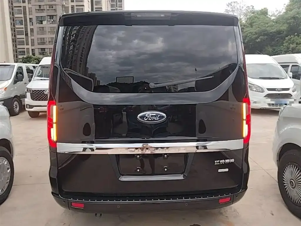 Ford Tourneo — фото 10