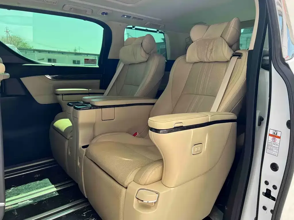 Toyota Alphard — фото 4