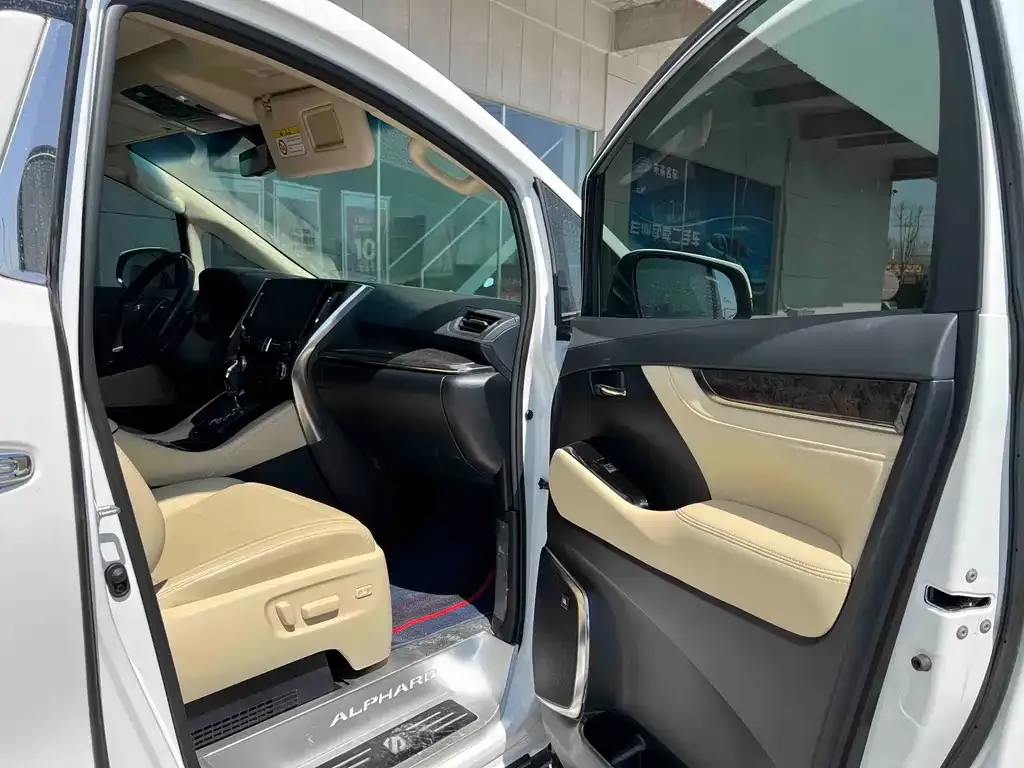 Toyota Alphard — фото 2