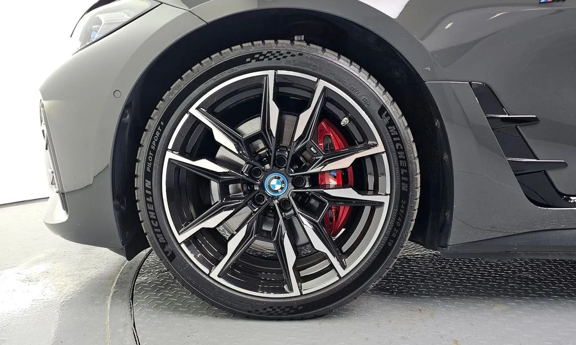 BMW i4 — фото 9