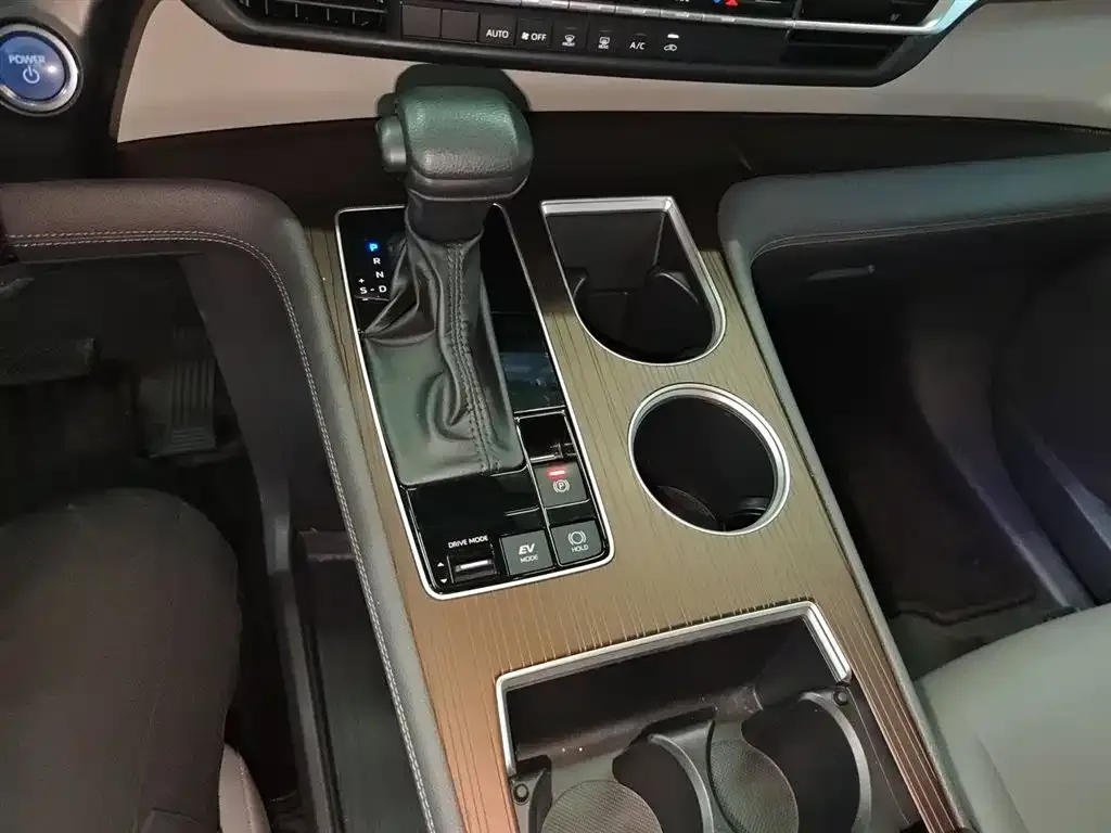 Toyota Granvia — фото 6