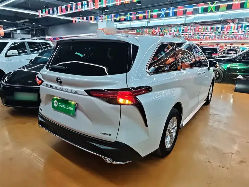 Toyota Granvia — фото 10