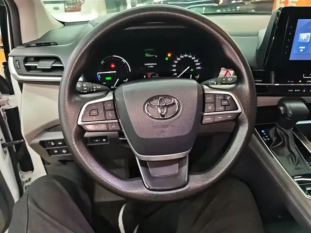 Toyota Granvia — фото 7