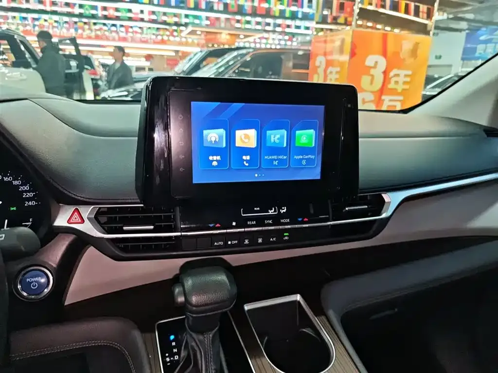 Toyota Granvia — фото 2
