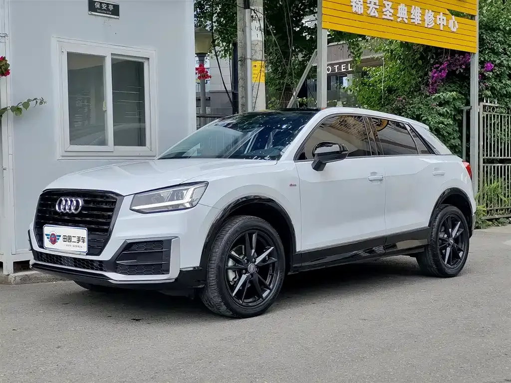 Audi Q2L — фото 1