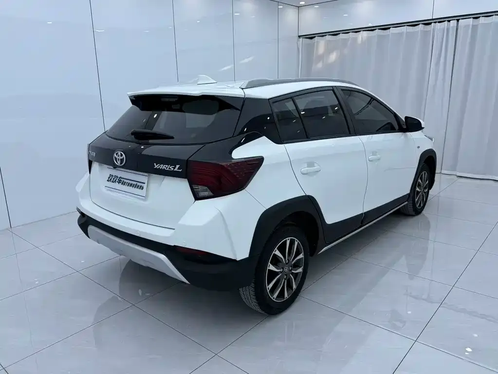 Toyota Yaris L — фото 3