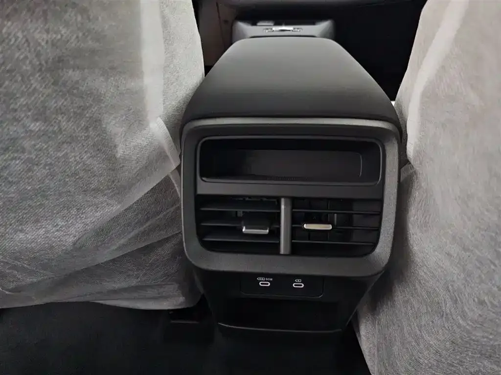 Volvo XC70 Plug-in Hybrid — фото 9