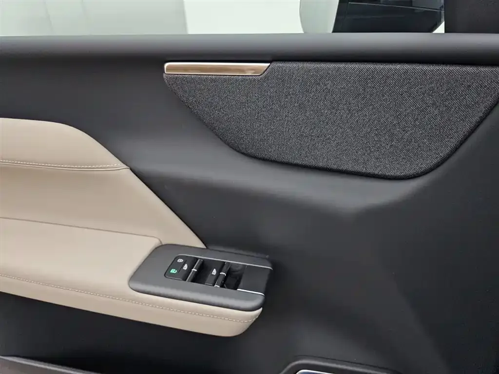 Volvo XC70 Plug-in Hybrid — фото 7