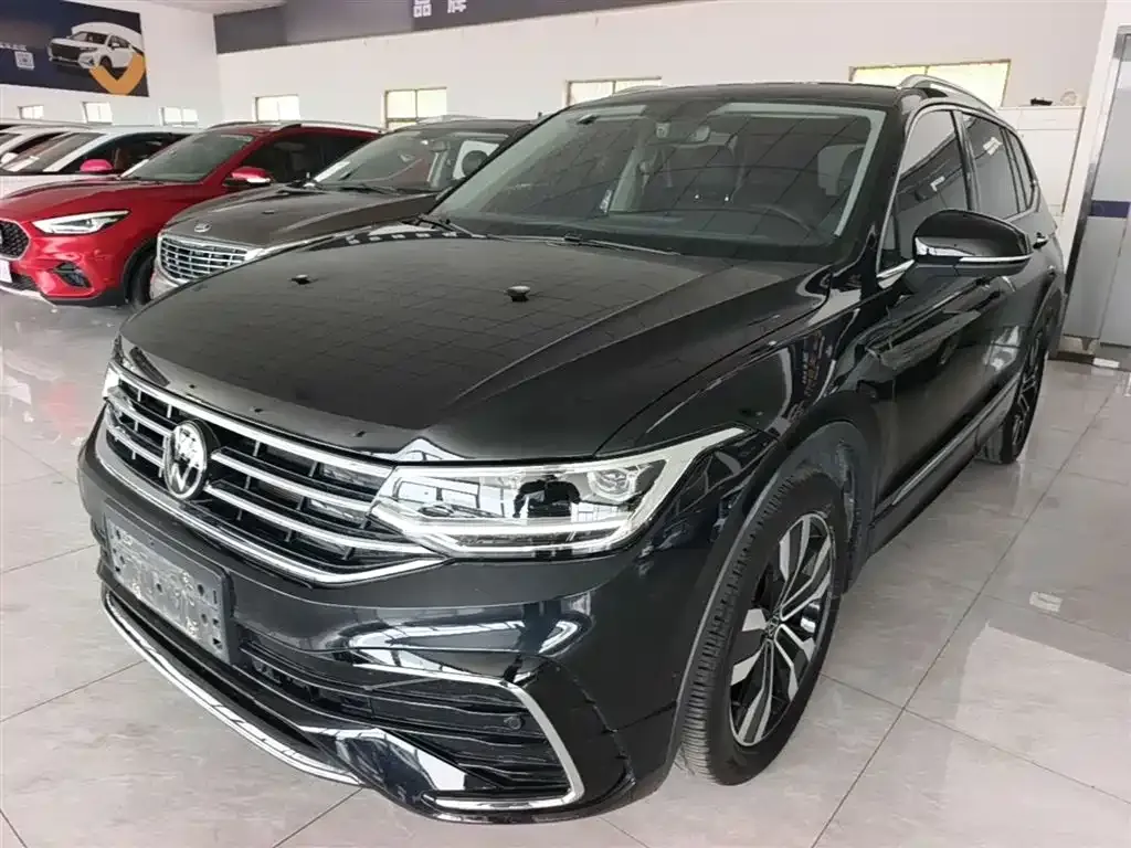 Volkswagen Tiguan L — фото 1
