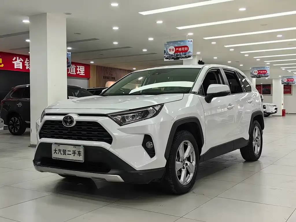 Toyota RAV4 — фото 1