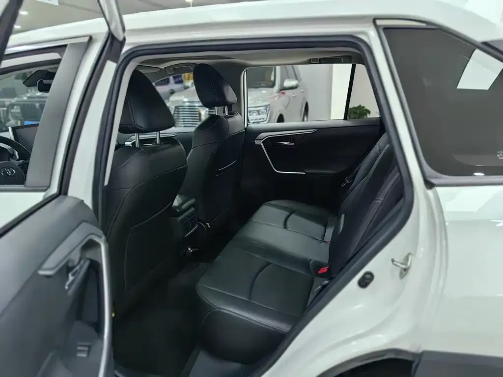 Toyota RAV4 — фото 10