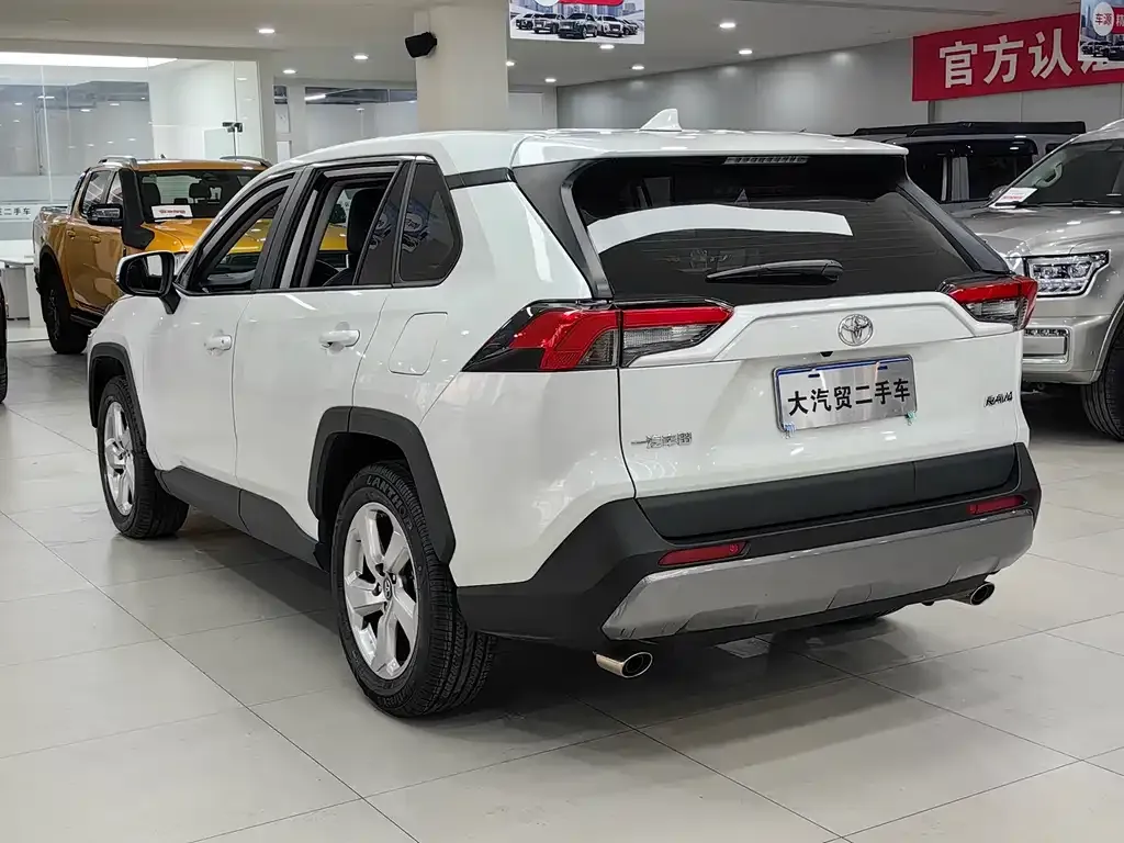 Toyota RAV4 — фото 2