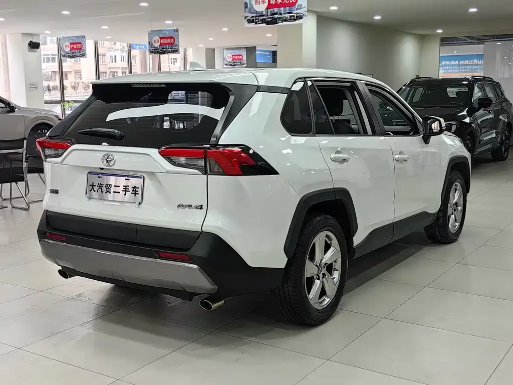 Toyota RAV4 — фото 7