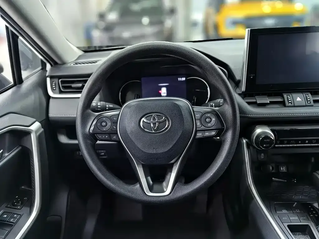 Toyota RAV4 — фото 8