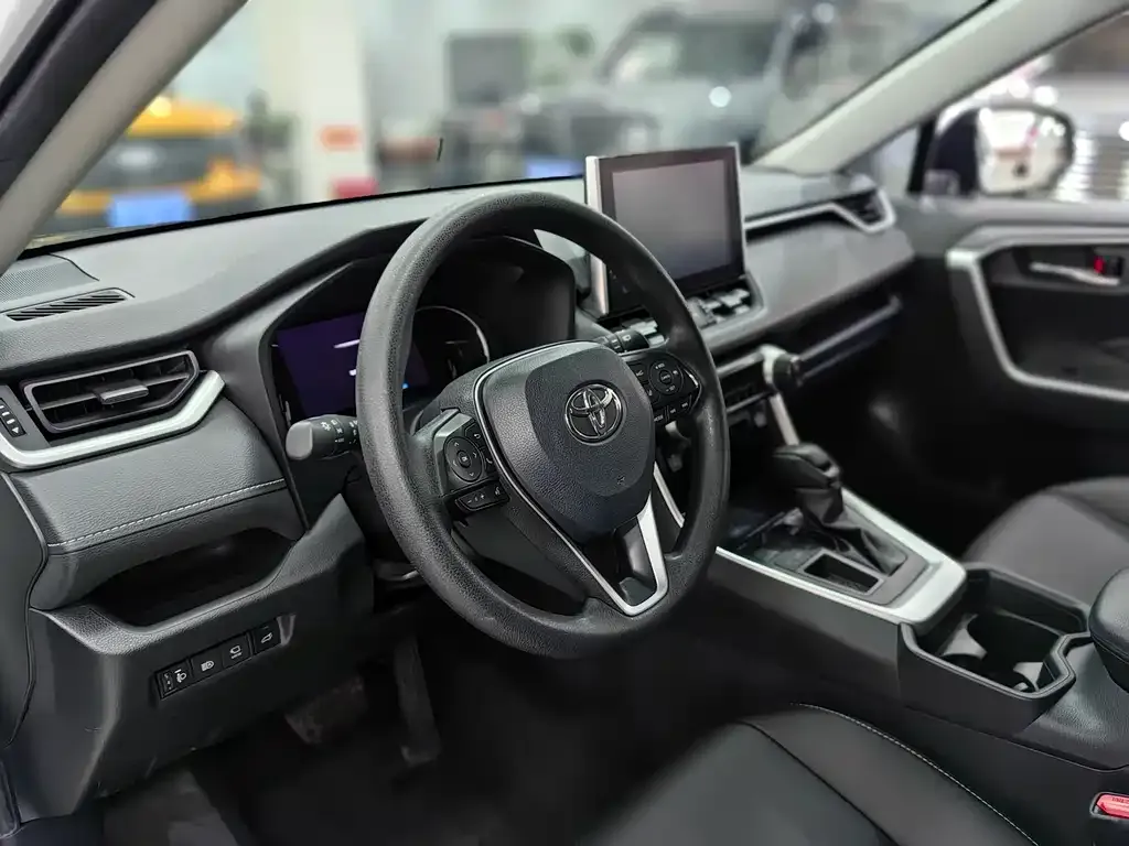 Toyota RAV4 — фото 9