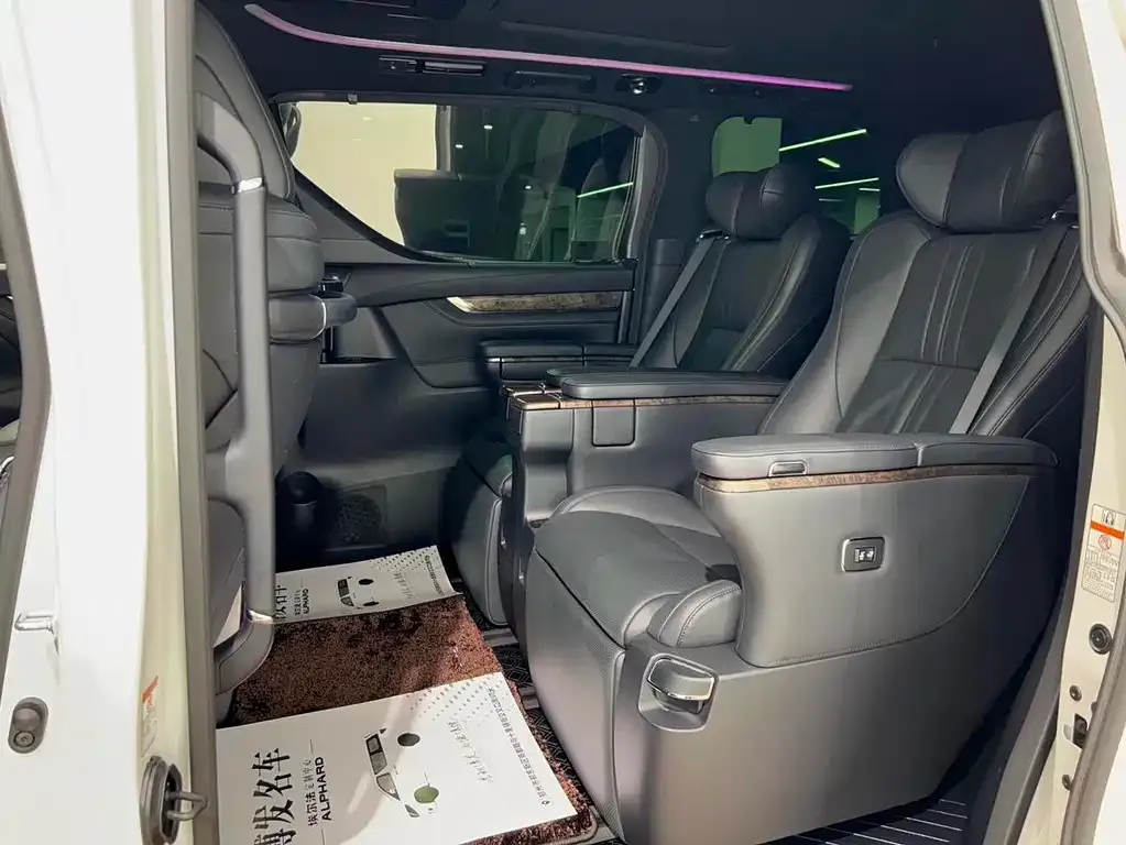 Toyota Alphard — фото 4