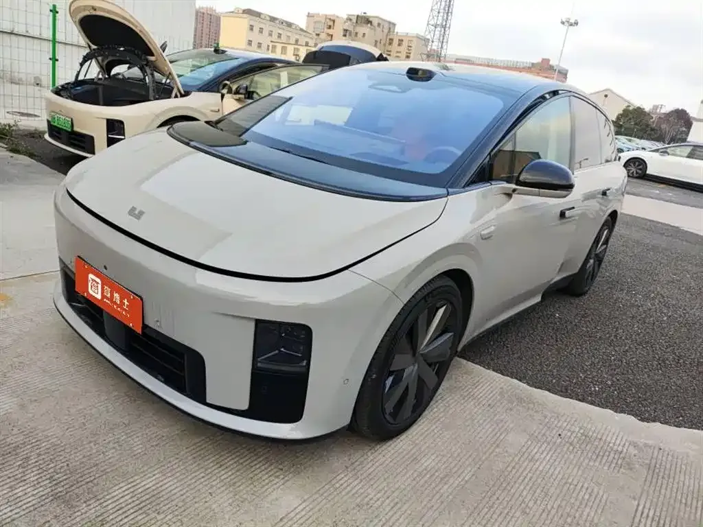 Li Auto i8 — фото 1