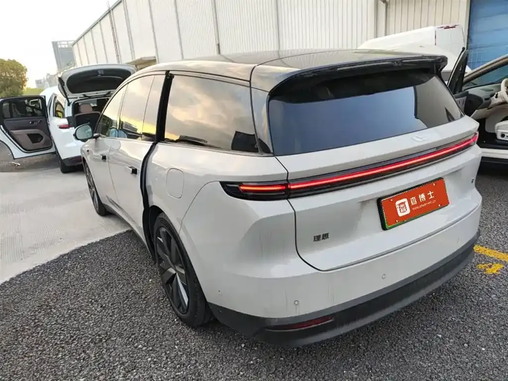 Li Auto i8 — фото 4