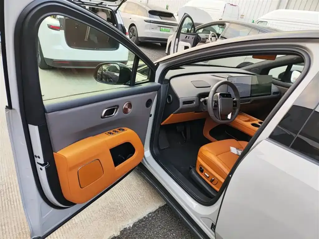 Li Auto i8 — фото 3