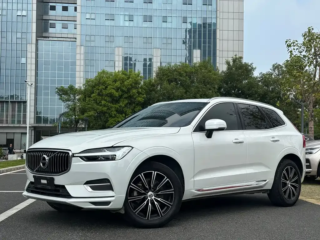 Volvo XC60 — фото 1