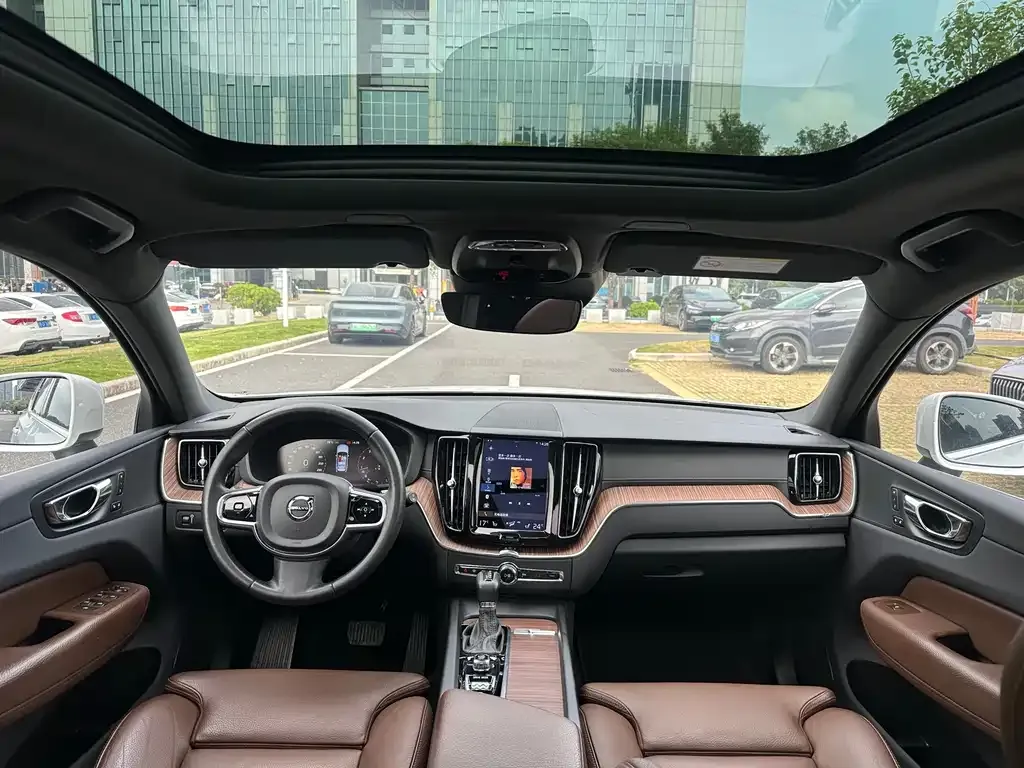 Volvo XC60 — фото 10