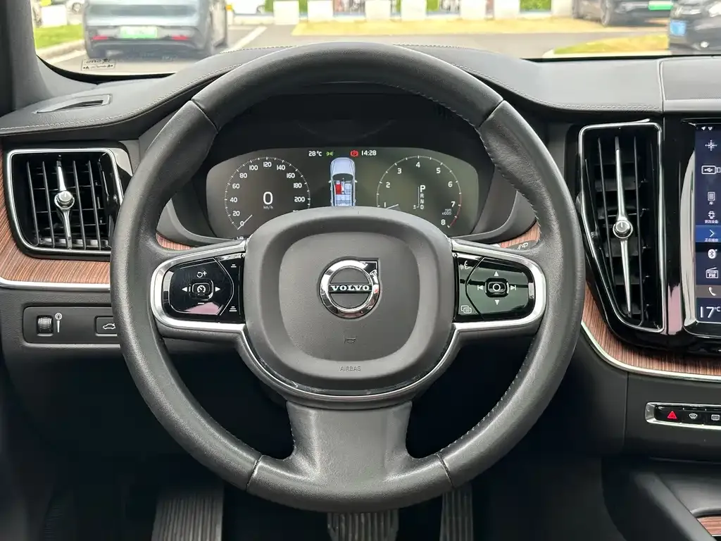 Volvo XC60 — фото 2
