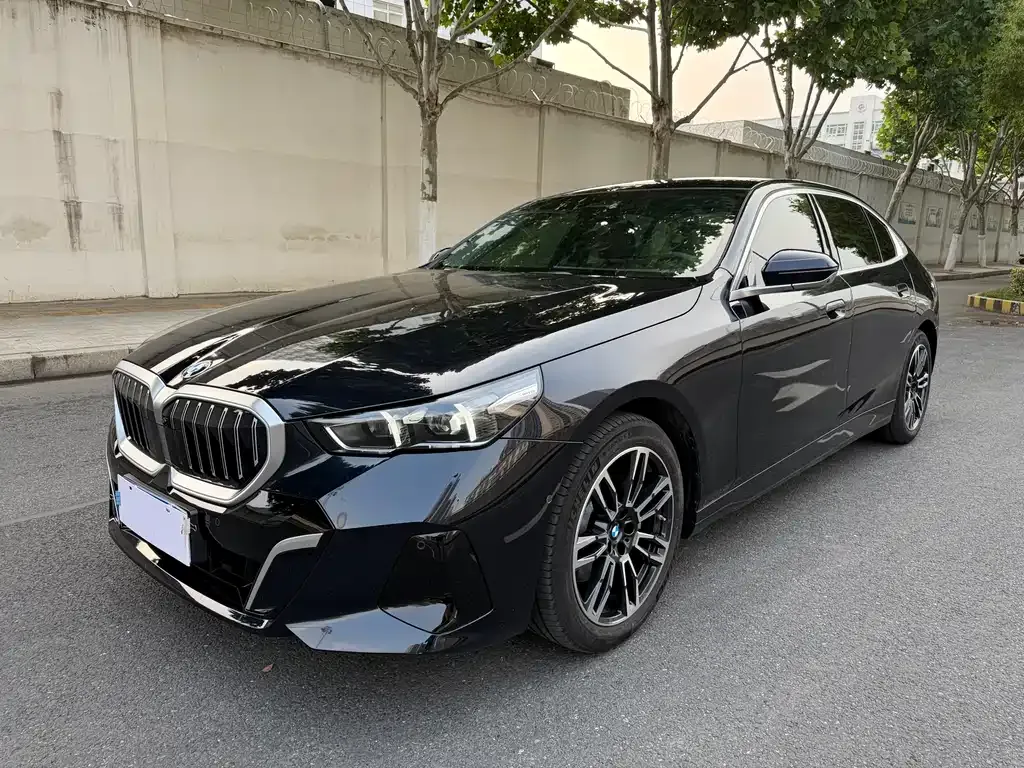 BMW 5 Series — фото 1