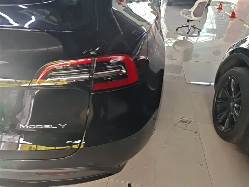 Tesla Model Y — фото 3