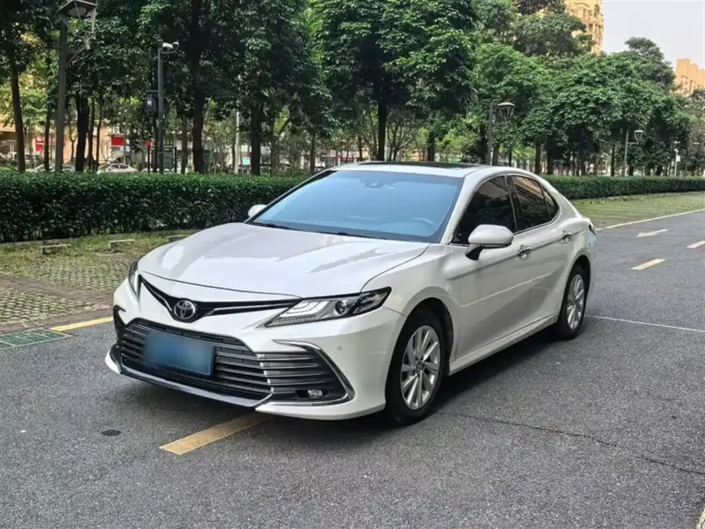 Toyota Camry — фото 1