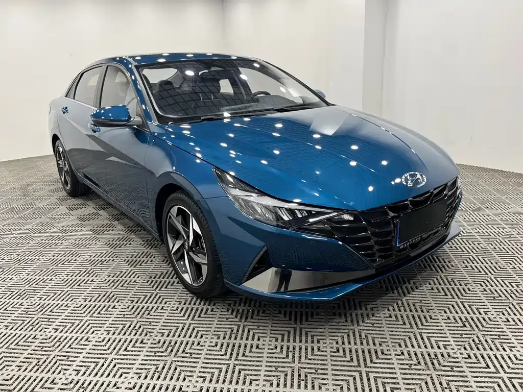 Hyundai Elantra — фото 1