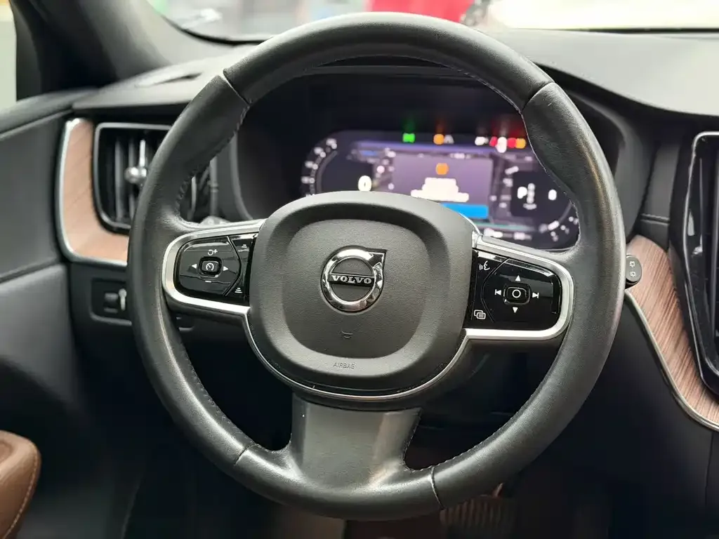 Volvo XC60 — фото 4