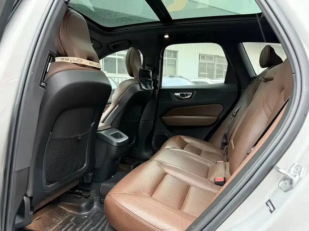Volvo XC60 — фото 10