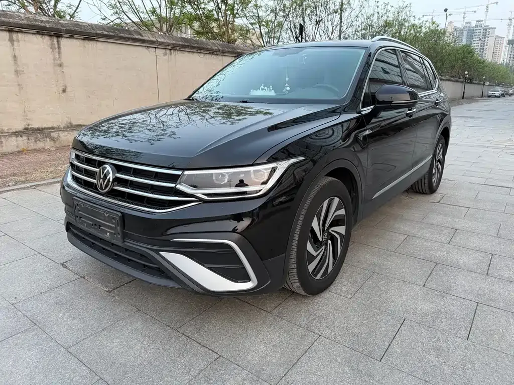 Volkswagen Tiguan L — фото 1