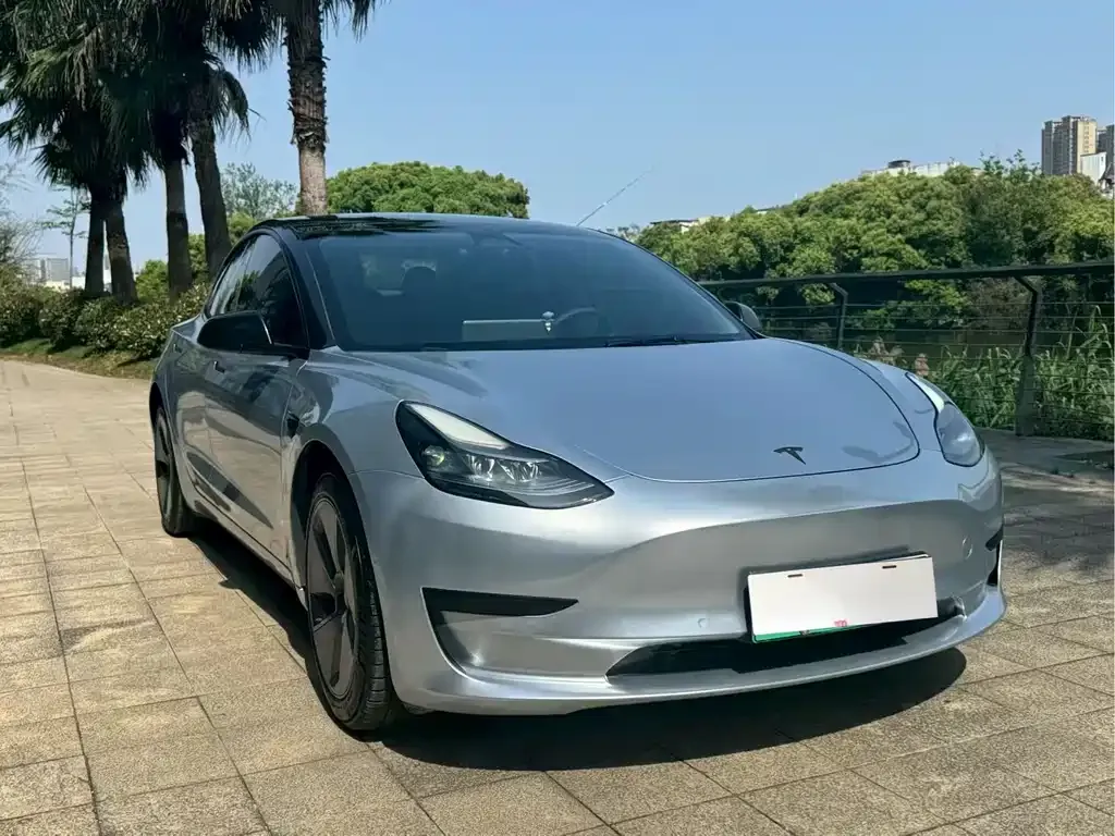 Tesla Model 3 — фото 1