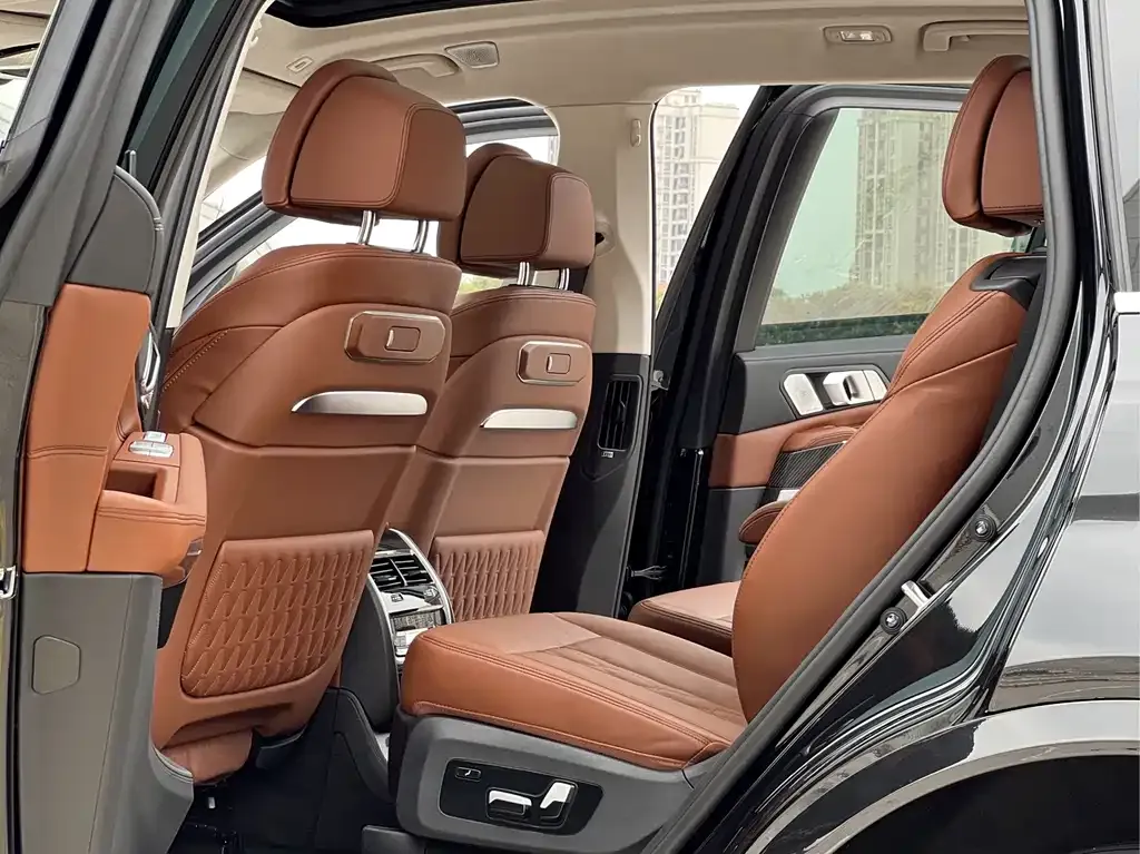 BMW X7 M60i — фото 7